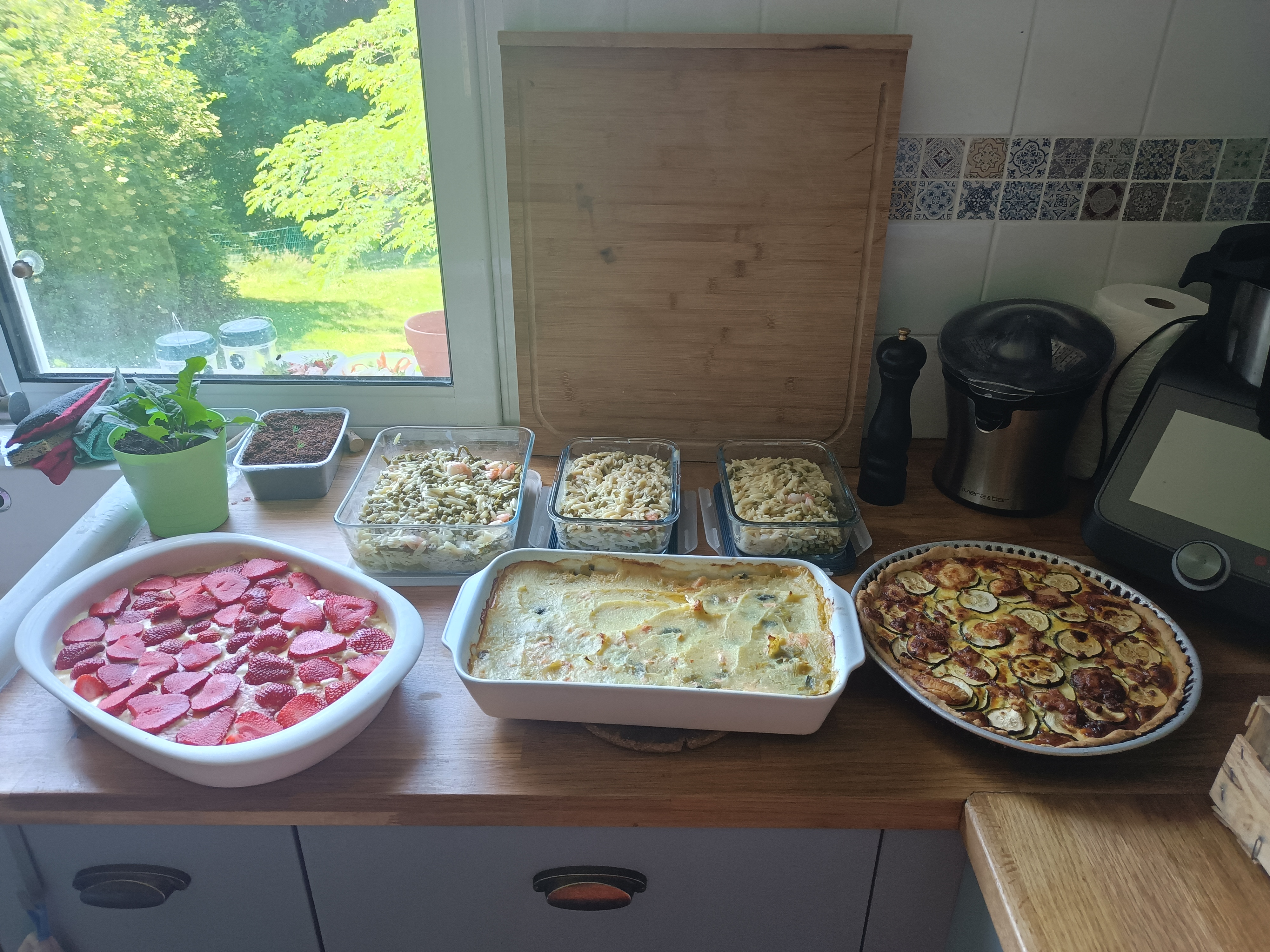 Repas préparés et disposés dans la cuisine d'une cliente